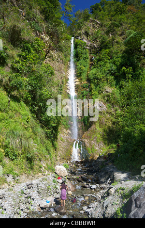 Junge Dame, die Waschmaschine im Stream auf Spuren von Ghandruk nach Nayapul, Annapurna Sanctuary Region, Nepal, Asien Stockfoto