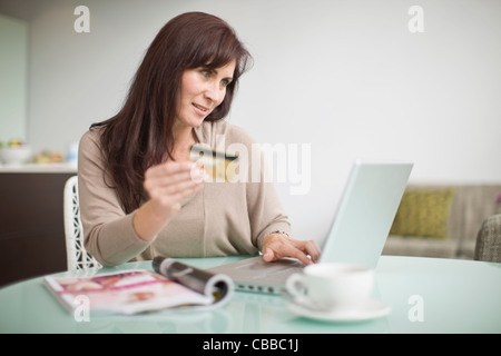 Ältere Frau, Online-shopping Stockfoto