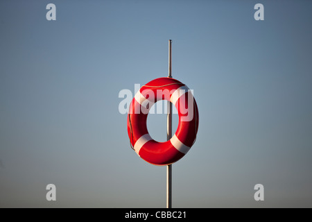 Einen roten Rettungsring hängen an einem post Stockfoto