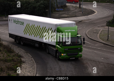 ein LKW Reisen rund um einen Kreisverkehr in London, England Stockfoto