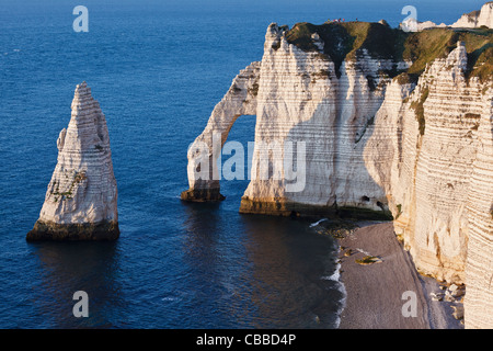 L'Aiguille (Nadel) und Porte d'Aval bei Etretat, Normandie, Frankreich Stockfoto