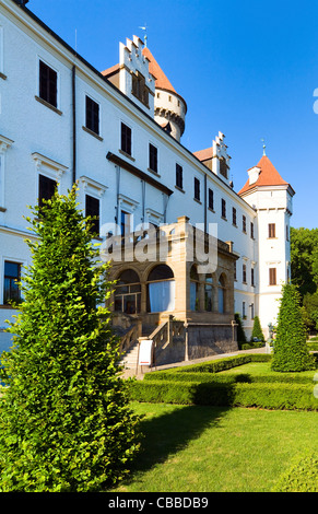 Historischen mittelalterlichen Schloss Konopiste in Tschechien (Mittelböhmen, in der Nähe von Prag) mit weißen Tafel vor dem Haus. Stockfoto