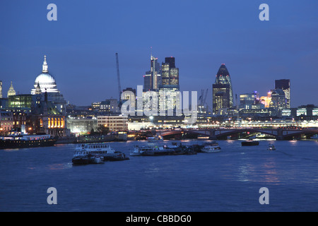 Stadt von London Skyline bei Nacht mit Themse und St Pauls Cathedral von Waterloo Bridge gesehen. Stockfoto