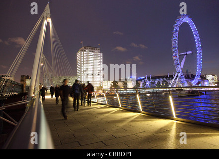 Nacht-Time-Ansicht der Londoner South Bank zeigt Hungerford Fußgängerbrücke, Shell Centre, der Themse und das London Eye Stockfoto