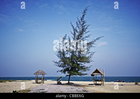 Thailand Beach in Pak Nam Pran, Hua hin, verlassen mit Bambushütten, weißem Sand und blauem Sommerhimmel. Tropischer Veranstaltungsort in Südostasien Stockfoto