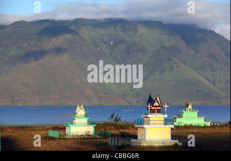 Großen christlichen Gräber punktieren die Landschaft. Pangururan, Samosir Island, Lake Toba, Sumatra, Indonesien, Südostasien, Asien Stockfoto