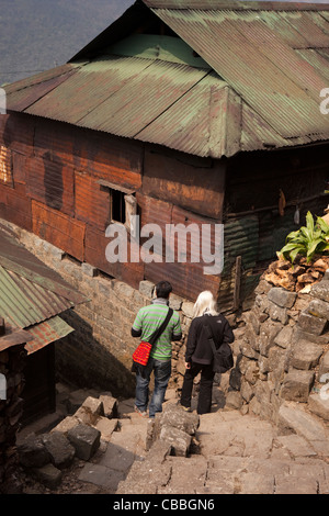 Indien, Nagaland, Khonoma, Öko-Dorf, touristischen und Guide Wandern durch steile schmale Gasse zwischen den Häusern Stockfoto