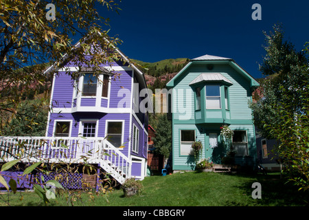 Historische Dollhouse-Zeile in Telluride, Colorado. Jedes Haus ist mit hellen Farben gemalt. Stockfoto