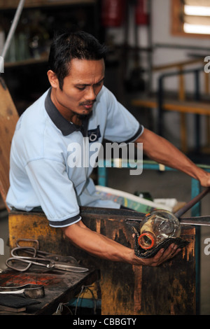 Glasbläserei in einem Kristall-Studio. Langkawi, Kedah, Malaysia, Süd-Ost-Asien, Asien Stockfoto