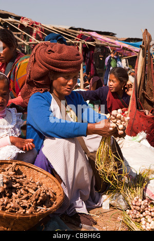 Indien, Meghalaya, Jaintia Hills, Shillong Bezirk, Ummulong Bazar, alte Khasi Frau Verkauf Knoblauch und Ingwer Stockfoto