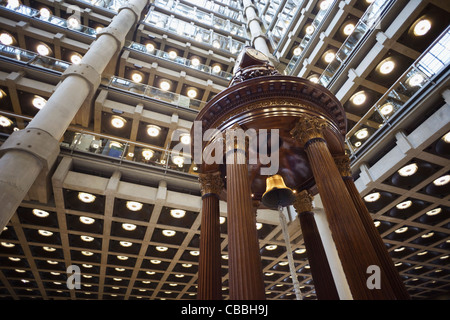 England, London, City of London, Lloyds Versicherung Gebäude, die Lutine Glocke Stockfoto