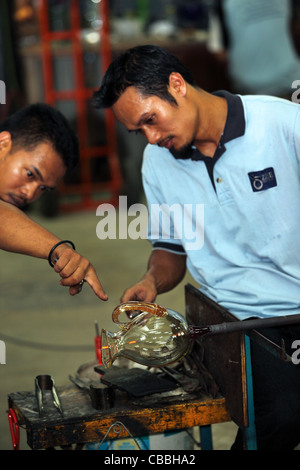 Glasbläserei in einem Kristall-Studio. Langkawi, Kedah, Malaysia, Süd-Ost-Asien, Asien Stockfoto