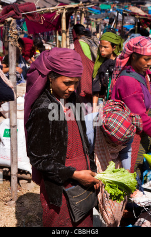 Indien, Meghalaya, Jaintia Hills, Shillong District, Ummulong Bazar, Khasi Frau Shooping an Gemüse Stand Stockfoto