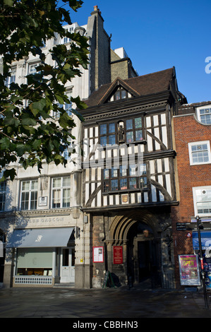 Halbe Fachwerkhaus Torhaus führt von Smithfield, Priorat Kirche des Hl. Bartholomäus der große in London UK Stockfoto