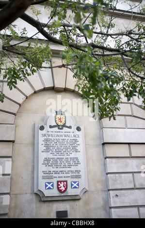 Die Plakette an der Außenwand von St. Das Bartholomew Hospital in Smithfield ist eine Gedenkstätte für Sir William Wallace, der am 23. August 1305 in der Nähe hingerichtet wurde Stockfoto