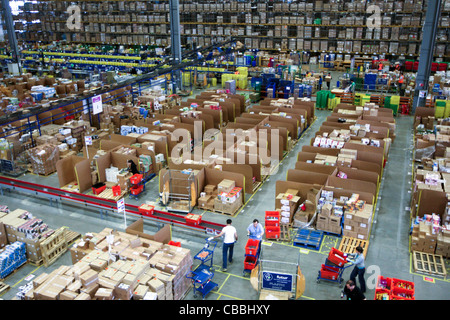 ARBEITER SORTIEREN WEIHNACHTSGESCHENKE AM AMAZONAS IN MILTON KEYNES, BUCKS, LAGER Stockfoto