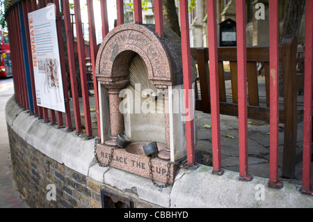 Londons erster Trinkbrunnen aus rotem Granit, in den Geländern der St. Sepulchre Church in der Nähe von Smithfield gebaut im Jahr 1859 Stockfoto