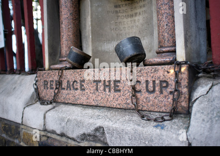 Londons erster Trinkbrunnen aus rotem Granit, in den Geländern der St. Sepulchre Church in der Nähe von Smithfield gebaut im Jahr 1859 Stockfoto