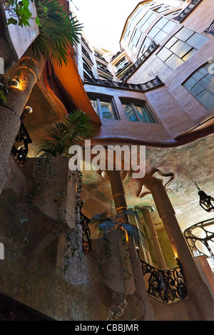 Casa Milà-Hof und Treppe, Barcelona, entworfen von dem katalanischen Architekten Antoni Gaudí, 1912, Spanien Stockfoto