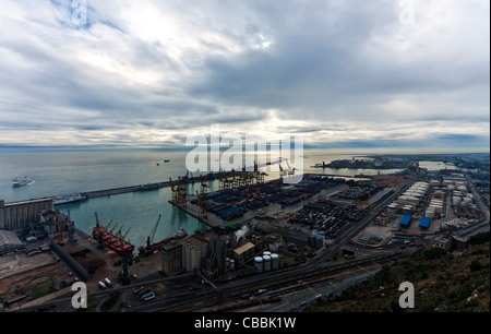 Blick über den Hafen von Barcelona aus dem Castell de Montjuic, Barcelona, Katalonien, Spanien Stockfoto