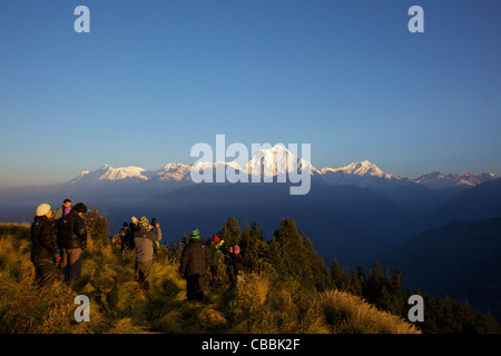 Touristen und Wanderer genießen Sie Blick in der Morgendämmerung auf Dhaulagiri von Poon Hill, Annapurna Region, Himalaya, Nepal, Asien Stockfoto