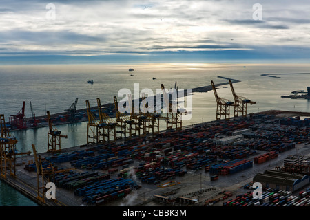 Blick über den Hafen von Barcelona aus dem Castell de Montjuic, Barcelona, Katalonien, Spanien Stockfoto