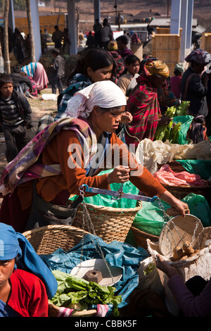 Indien, Meghalaya, Jaintia Hills, Shillong District, Ummulong Bazar, Khasi Frau mit einem Gewicht von Kartoffeln, Gemüse Stall Stockfoto