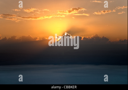Sonnenuntergang über dem Toten Meer in Jordanien Stockfoto