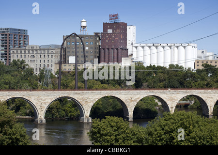 Die Stein-Bogen-Brücke und Pillsbury Fräsen Anlage entlang des Mississippi River in Minneapolis, Minnesota Stockfoto