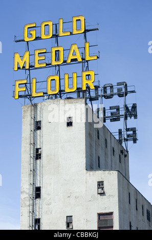 Goldmedaille Mehl Leuchtreklame auf einen Turm der Mühle City Museum in der Innenstadt von Minneapolis, Minnesota