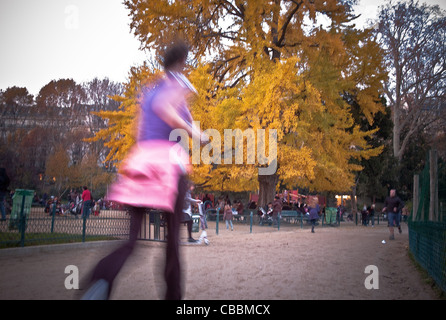 Jogging-der Ginkgo-Biloba-Baum, Parc Monceau im Herbst. Stockfoto
