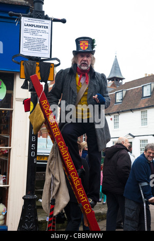 William Tomkins unterhält die "Gas-Anzünder" auf dem Dickens Christmas Festival, Rochester, Kent, UK, Dezember 2011. Stockfoto