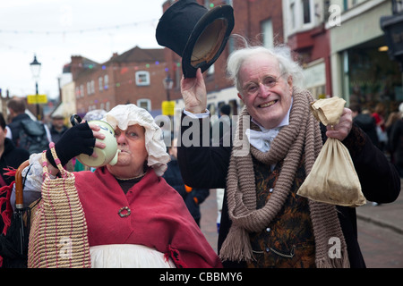 Eine Dame und Herr in Victorian Kleid auf dem Dickens Christmas Festival, Rochester, Kent, UK, Dezember 2011. Stockfoto