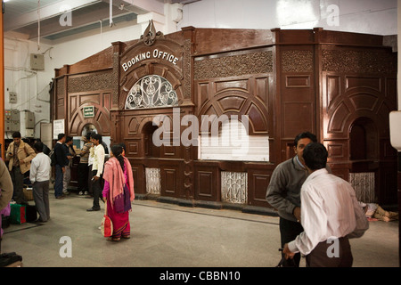 Indien, Westbengalen, Kolkata, Howrah Junction original Holzeisenbahn Bahnhof Buchungsbüro Stockfoto