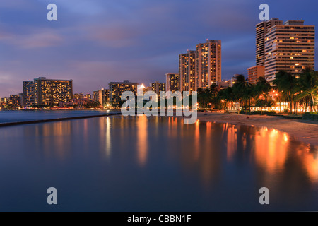 Sonnenuntergang am berühmten Waikiki Beach, Honolulu, Oahu, Hawaii Stockfoto