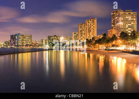 Sonnenuntergang am berühmten Waikiki Beach, Honolulu, Oahu, Hawaii Stockfoto