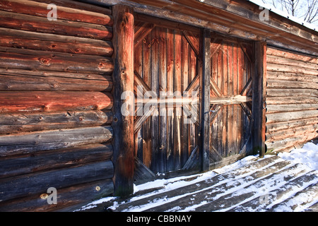 Holz Bauernhof Scheune bei geschlossener Tür im winter Stockfoto