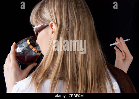 Aus einem schüchternen mädchen wein trinken