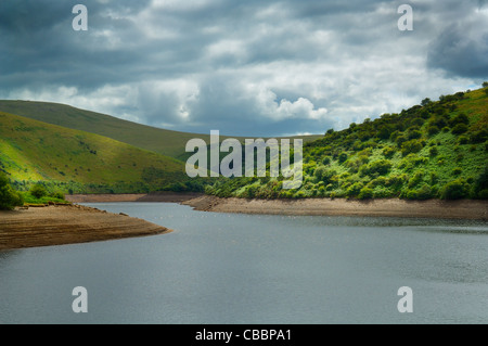 Niedriger Wasserstand im Meldon Behälter während einem trockenen Sommer in Dartmoor National Park in der Nähe von Okehampton, Devon, England. Stockfoto