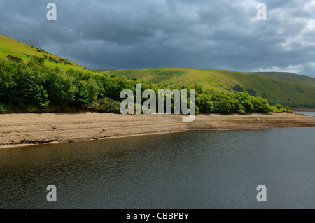 Niedriger Wasserstand im Meldon Behälter während einem trockenen Sommer in Dartmoor National Park in der Nähe von Okehampton, Devon, England. Stockfoto