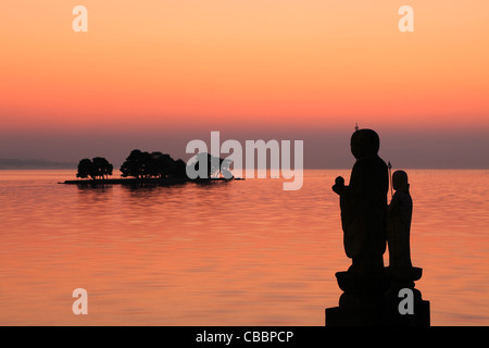 Abends Blick auf Yomegashima, Jizo Statue und Lake Shinji, Matsue, Shimane, Japan Stockfoto