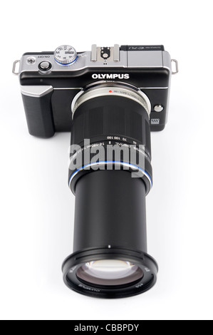 Olympus E-PL1 Digitalkamera mit erweiterten 14-150mm f4-5.6 Objektiv Ausschnitt auf weißem Hintergrund Stockfoto