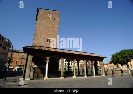 Italien, Rom, Largo di Torre Argentina, Torre del Papitto, mittelalterlicher Turm Stockfoto