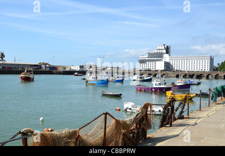 Fischernetze ausgelassen im Hafen von Folkestone in Kent, UK zu trocknen. Stockfoto