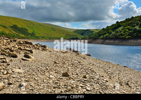 Niedriger Wasserstand im Meldon Behälter während einem trockenen Sommer in Dartmoor National Park in der Nähe von Okehampton, Devon, England. Stockfoto