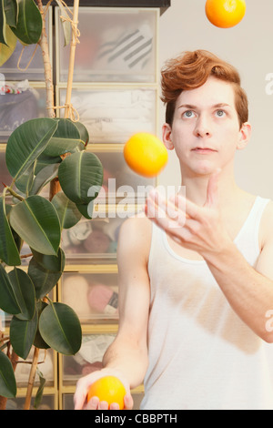 Mann jonglieren Obst Stockfoto