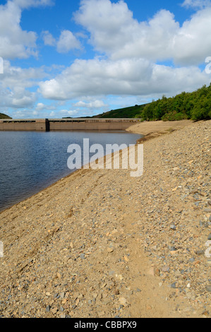 Niedriger Wasserstand im Meldon Behälter während einem trockenen Sommer in Dartmoor National Park in der Nähe von Okehampton, Devon, England. Stockfoto