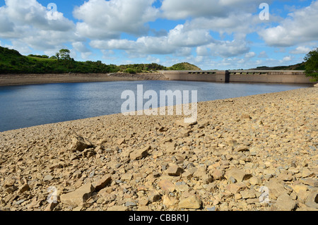 Niedriger Wasserstand im Meldon Behälter während einem trockenen Sommer in Dartmoor National Park in der Nähe von Okehampton, Devon, England. Stockfoto