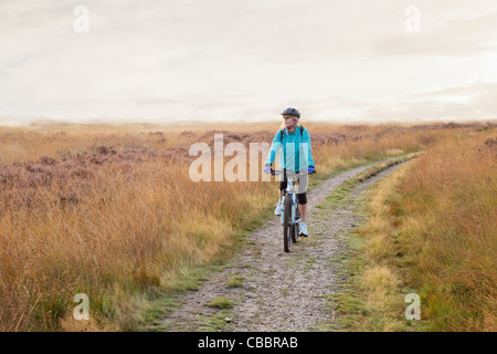 Frau-Mountainbiken auf Feldweg Stockfoto