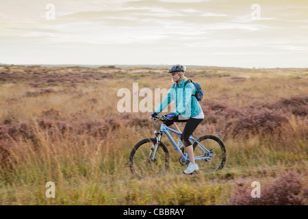 Frau-Mountainbiken auf Feldweg Stockfoto